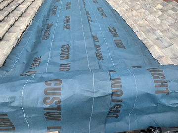 解体予定の瓦屋根に張り付けた片面粘着ルーフィング